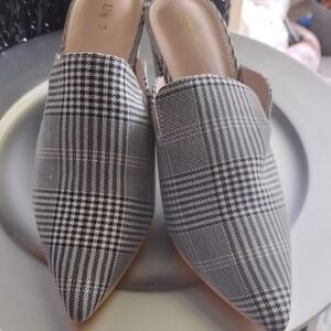 Allegra K Black and White Mules with Pointed Toe